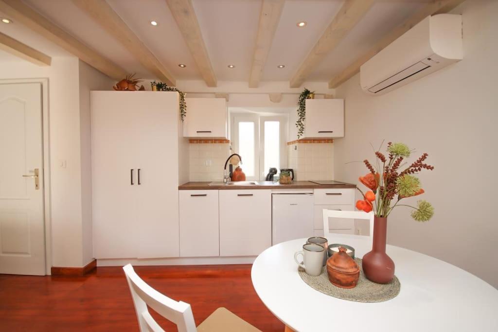 Bohemian Center - 2 Bedroom *